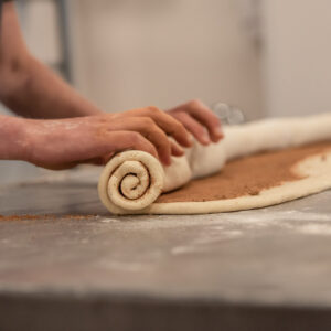 Kaneelrolletjes oprollen met zachte luxe deeg